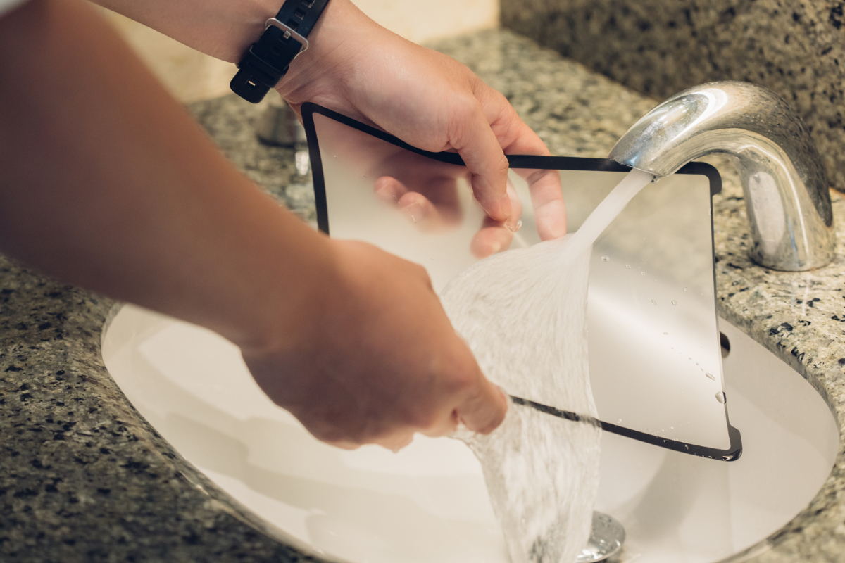 Einfach mit Wasser abspülen, um Schmutz, Fett und Ablagerungen zu entfernen. Unser spezieller Klebstoff haftet immer wieder auf dem Bildschirm, ohne Rückstände zu hinterlassen.