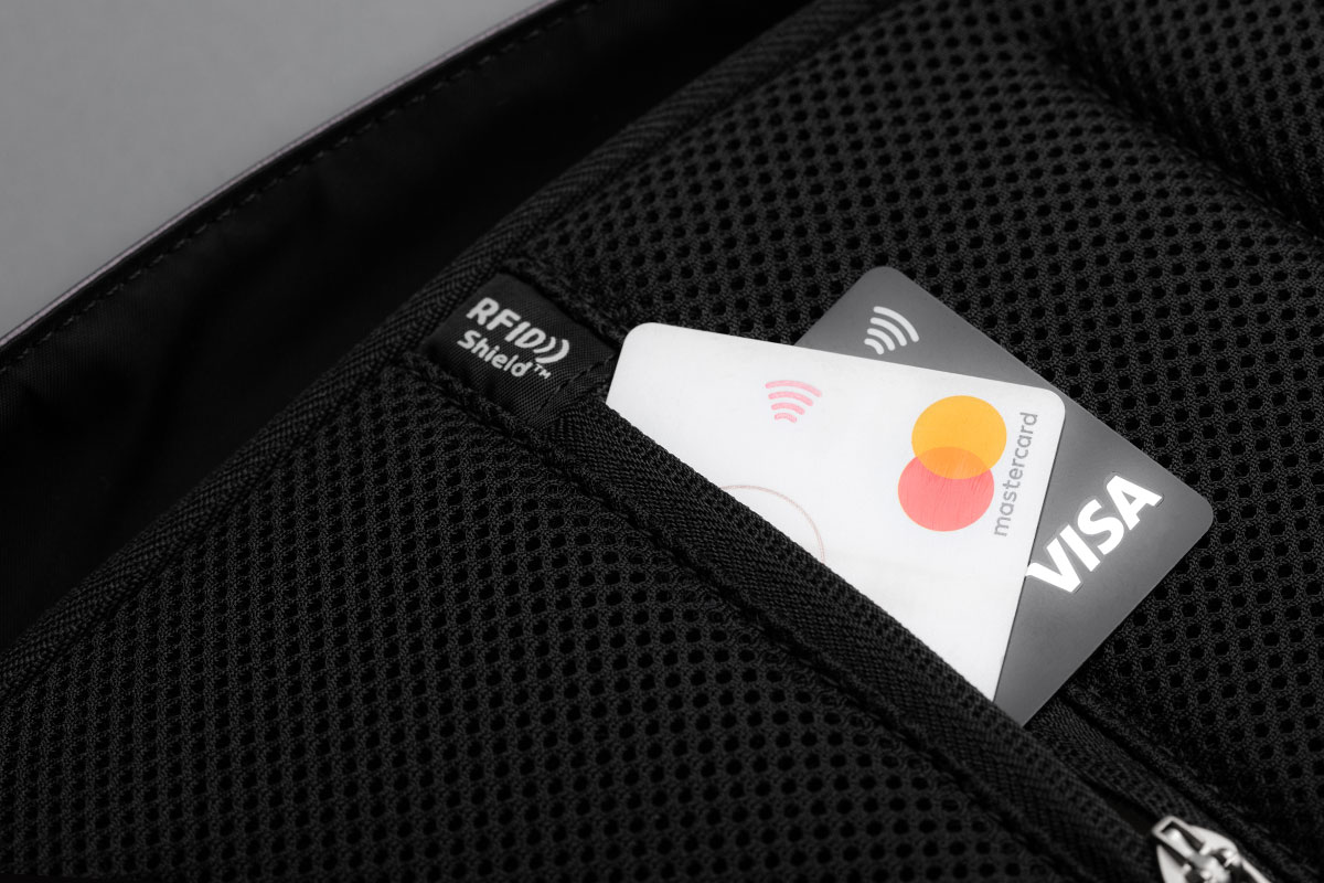 Faites en sorte que les informations de votre carte de crédit restent en sécurité grâce à la poche faisant écran aux radiofréquences.