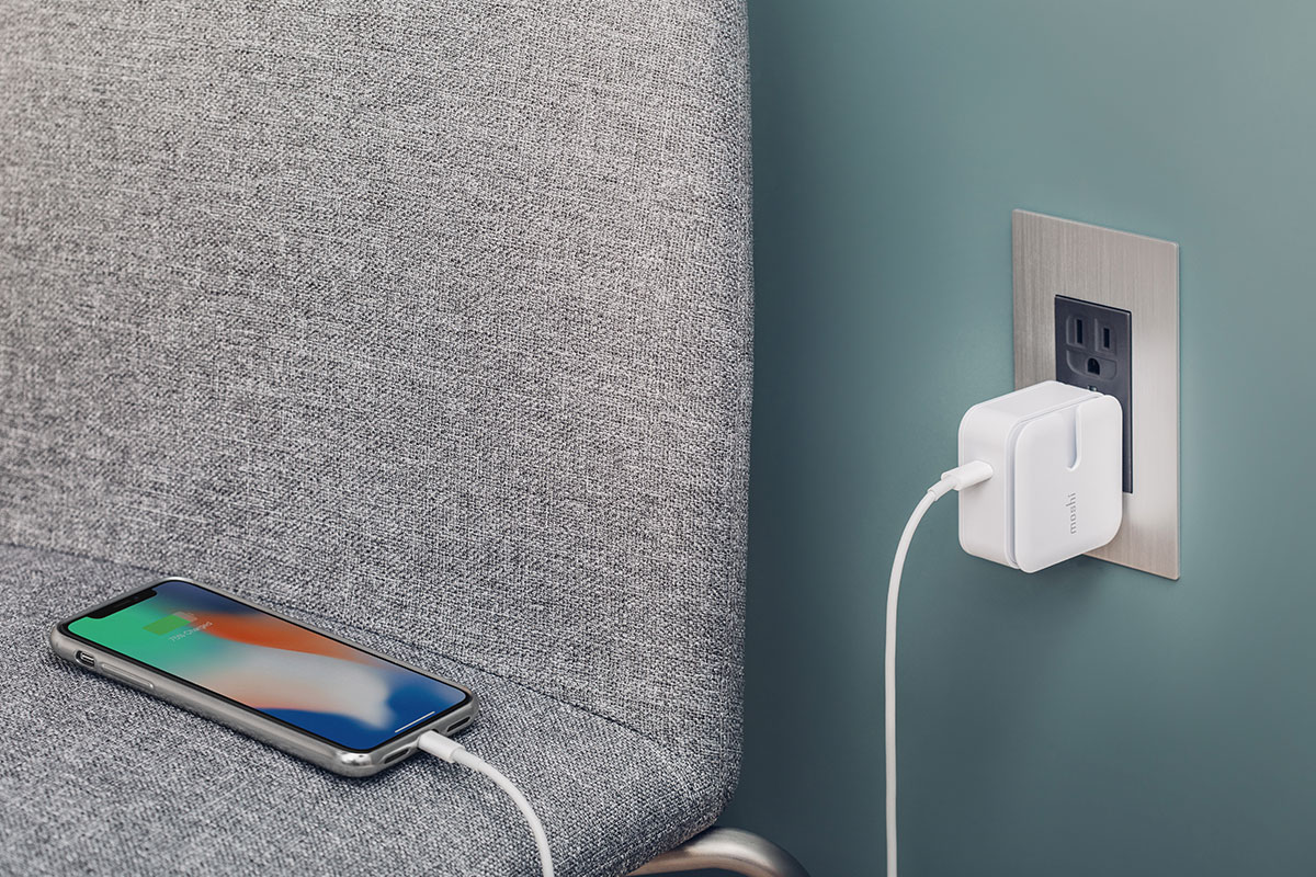 搭配 Moshi Rewind C 高效能墙插充电器,为您的新 iPhone 开启最高 18W 的快速充电体验。