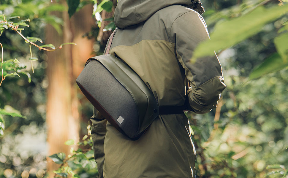 Tego Slingpackは未来型スタイルとコンパクトな機能性を融合させています。 チャコールブラックとストーングレーでご利用いただけます。