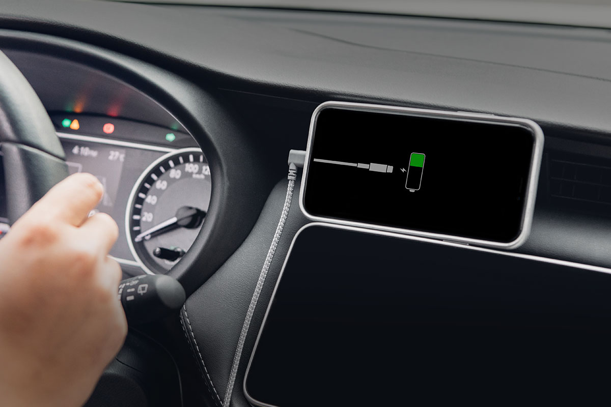 Le connecteur à 90 degrés vous permet de placer votre iPhone dans la console centrale sans pression supplémentaire sur le câble ou votre port Lightning.
