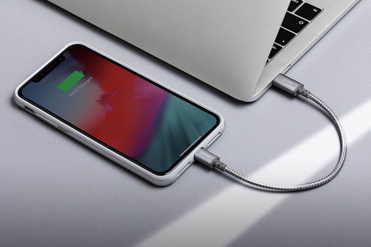 moshiのケーブルをはUSB-C対応ノートパソコンやUSB-C電源アダプターを使用すればLightningコネクタを備えたiPhoneまたはiPadを充電できます。充電器を別途用意する必要はありません。