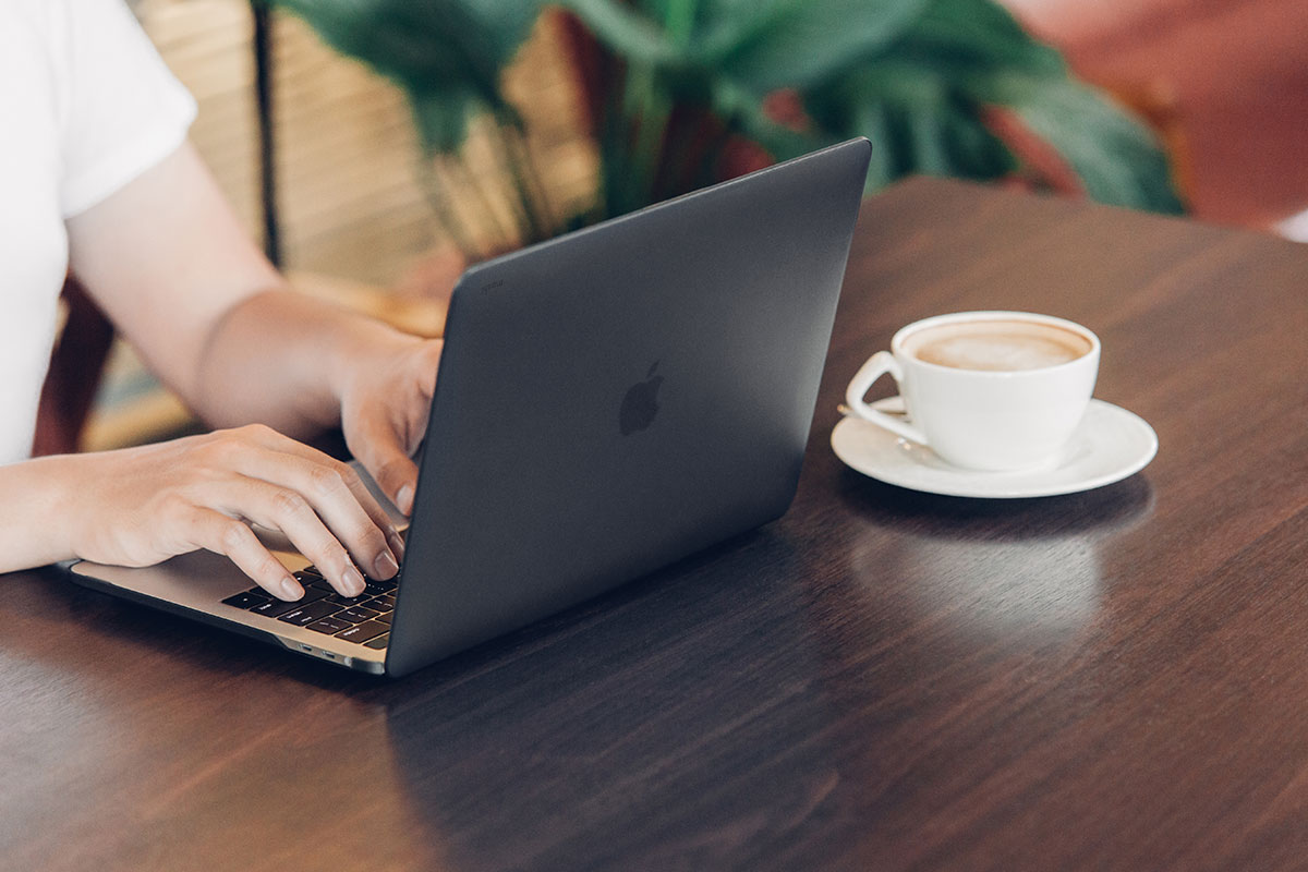 为 MacBook 提供轻巧、纤薄、耐用的保护。