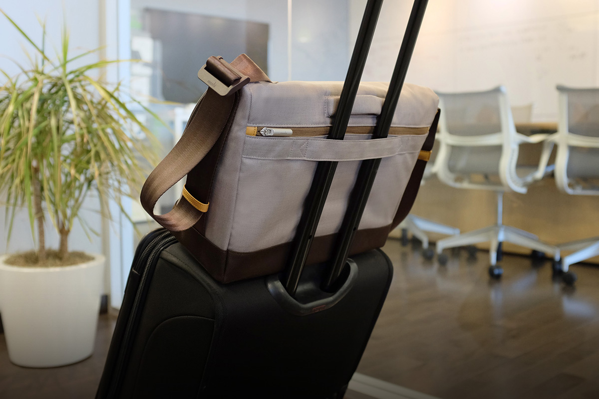 Une poignée arrière permet d'attacher votre sac à votre valise pour plus de stabilité.