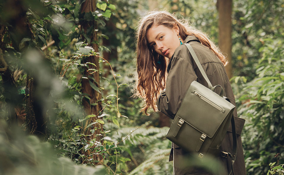 Helios Mini, con su tamaño ideal para pasear por la ciudad, te ayudará a vestir con estilo y ser organizada sin importar a dónde vayas.