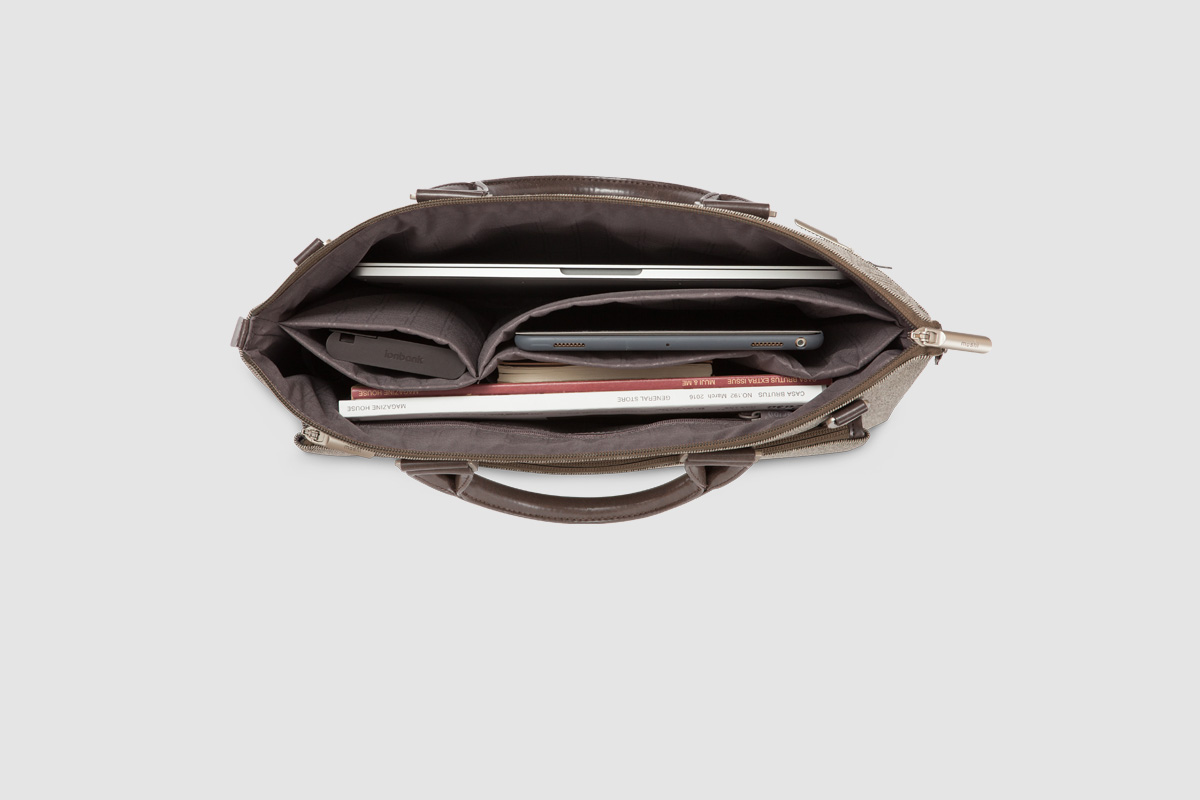 Portez Urbana à la main, ou attachez le ViscoStrap™ rembourré pour le porter en bandoulière.