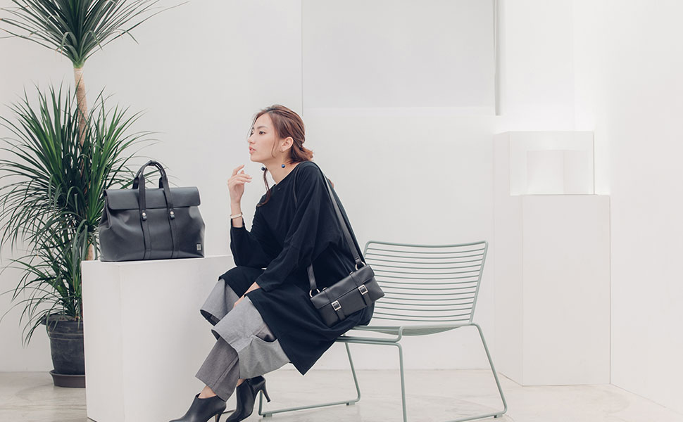 Extrae el clutch Treya y úsalo como bolso compacto para llevar el teléfono y algo de metálico al salir a comer o a tomar un café.
