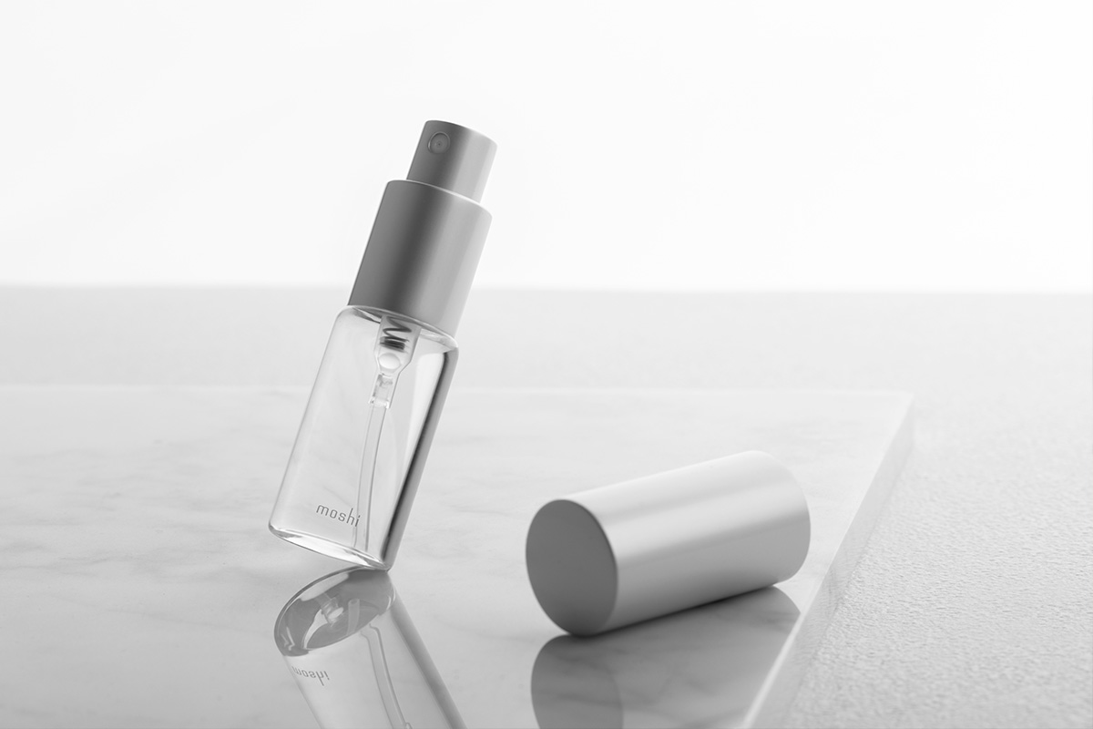 Dentro del paquete de TeraGlove también encontrarás una mini botella de spray duradera diseñada para llenarla de agua o de una solución de alcohol al 70%. Simplemente rocía una pequeña cantidad en la pantalla y límpiala con TeraGlove.