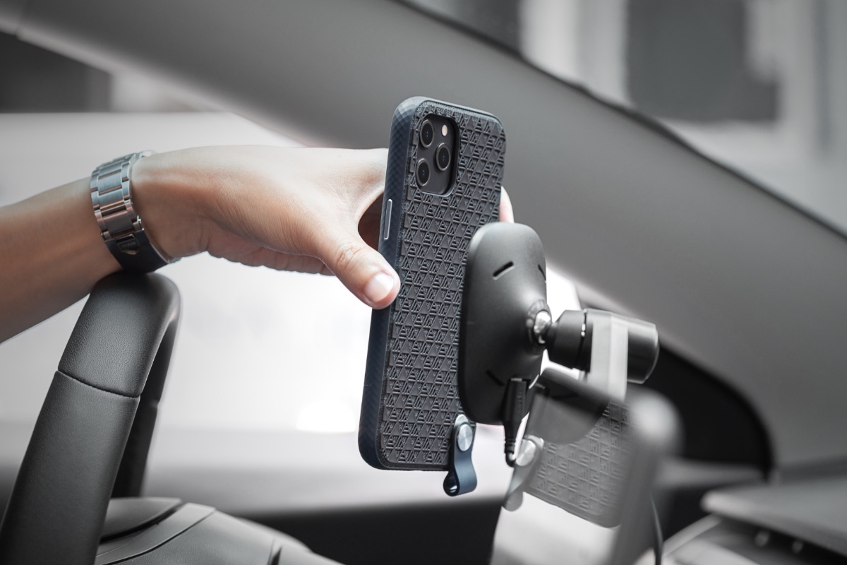 Altra ist mit dem magnetischen Befestigungssystem SnapTo von Moshi zur mühelosen Einhandmontage kompatibel und unterstützt drahtloses Laden, sodass Sie Ihr Telefon laden können, ohne die Schutzhülle entfernen zu müssen. Behalten Sie Ihre Benachrichtigungen im Auge, während Sie Ihr Gerät mit Lounge Q – Teil unserer eleganten Q Drahtlos-Ladeserie – schnell aufladen.