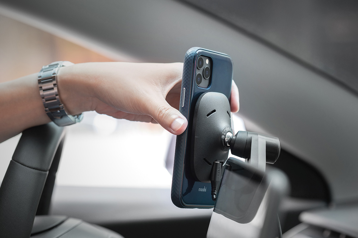 iGlaze est compatible avec le système de montage magnétique SnapTo de Moshi pour un montage sans effort d'une seule main et permet de charger sans fil sans avoir à retirer l'étui. Gardez un œil sur vos notifications tout en chargeant rapidement votre appareil avec Lounge Q, qui fait partie de notre collection de chargeurs sans fil Q.