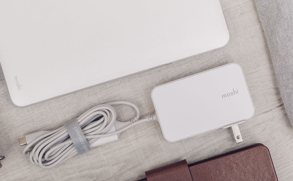 Kompaktes Design - 20 % leichter und 25 % kleiner / Ladeanzeige - 2 m USB-C-Kabel und Dongle mit Ladeanzeige im Lieferumfang / Sauber und ordentlich - Inklusive HandyStrap Kabelmanager.