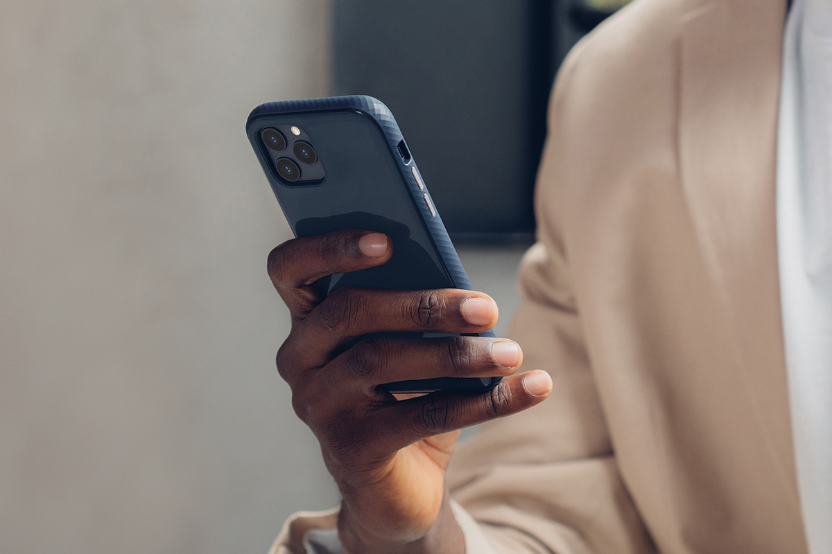 В прочной гибридной конструкции iGlaze используются твердые и мягкие полимеры для достижения мягкости, благодаря которой его легко держать в руке, материал на 100% нетоксичен и не содержит бисфенола А. iGlaze также оснащен защитой от падений военного уровня, чтобы ваш телефон выдерживал падения под любым углом (MIL-STD-810G, сертификат SGS).