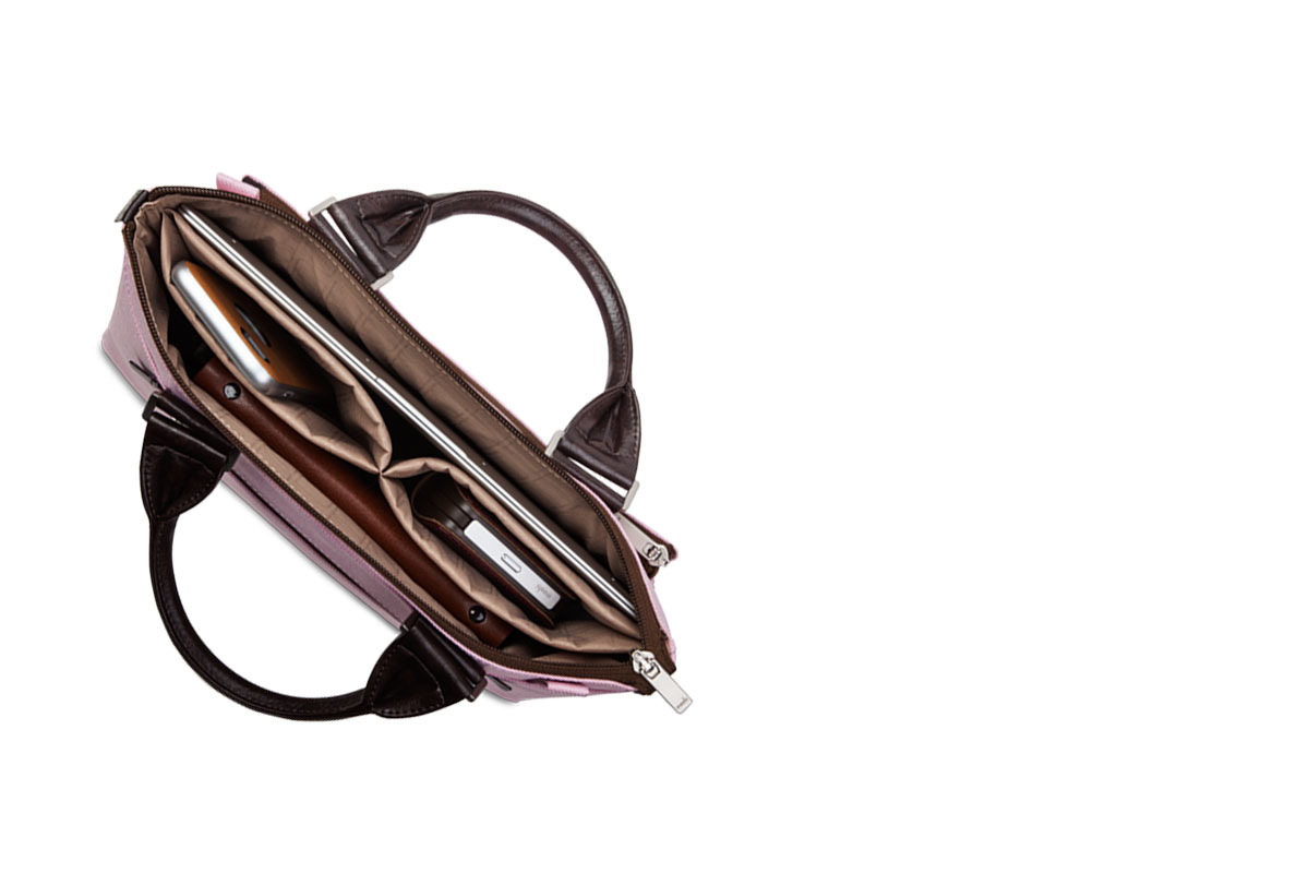 Gardez des accessoires tels que vos stylos, chargeurs et câbles soigneusement organisés dans l’un des nombreux compartiments internes du sac.