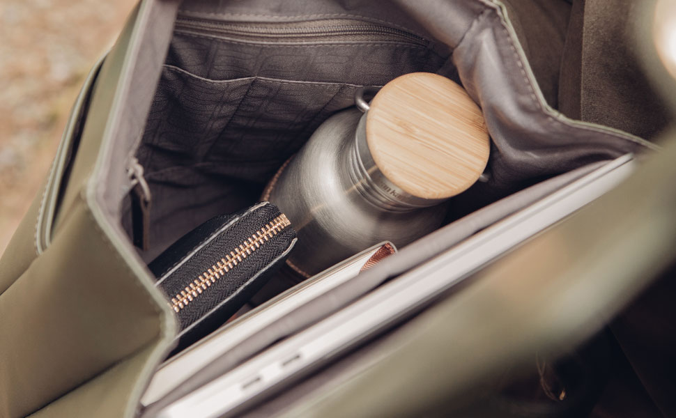 Portez un ordinateur portable de jusqu’à 13" (MacBook Pro 13 pouces 2017) ou une tablette, avec de la place pour un étui à lunettes, une bouteille d’eau et un porte-monnaie.