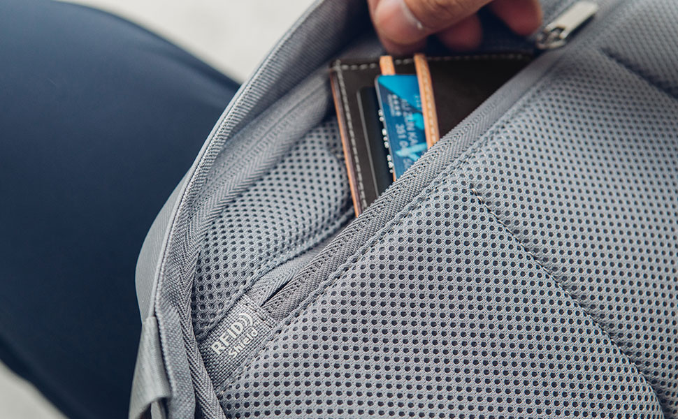 配备 RFID Shield 防盗袋,防止信用卡、银行卡等盗刷,保护个人财产安全。