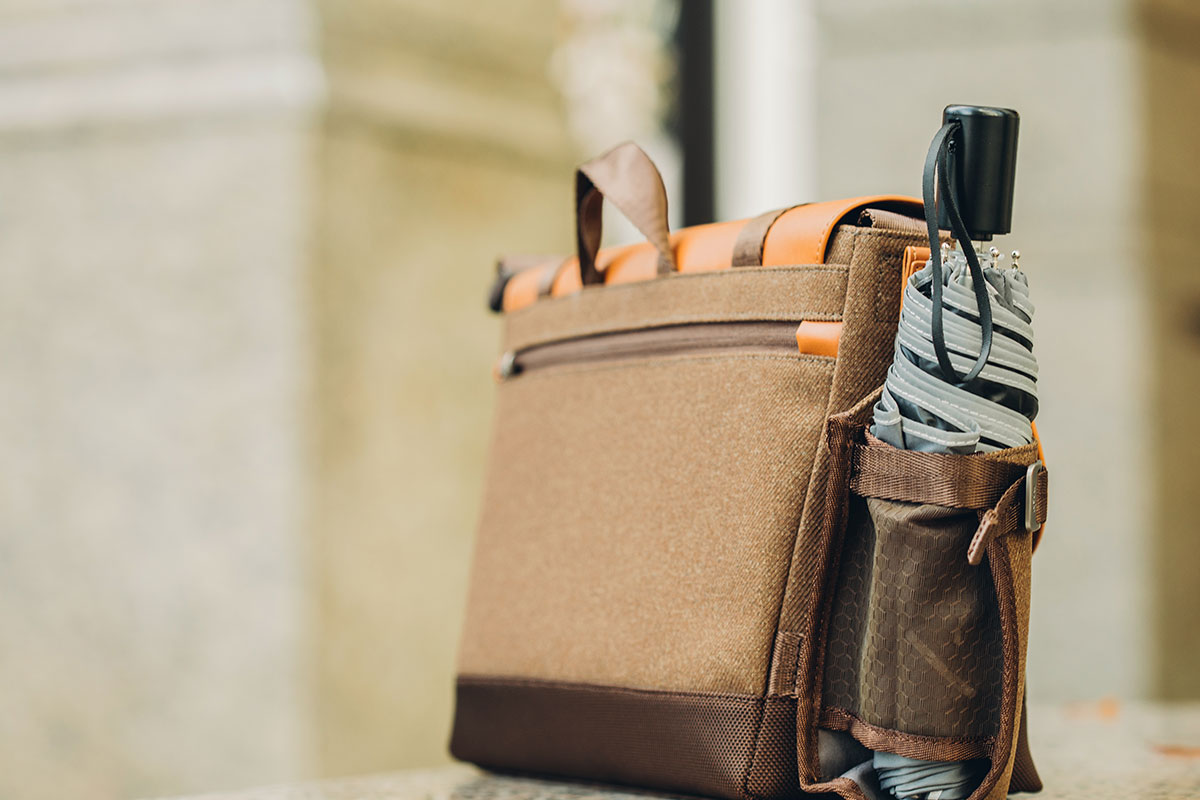 Le porte-bouteille est pratique pour transporter un parapluie mouillé en le séparant du contenu de votre sac.
