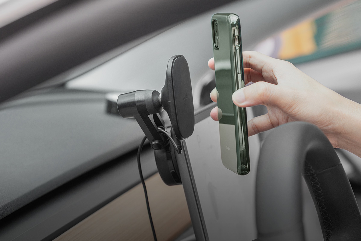 Für die Befestigung und das Aufladen Ihres Smartphones genügt eine Hand.