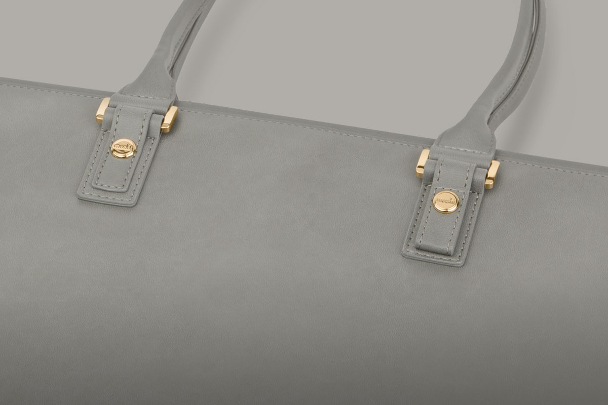 L’Aria est orné de détails épurés et minimalistes tels qu’un sergé sophistiqué avec des accents de cuir végétalien, de la quincaillerie et des clous dorés.