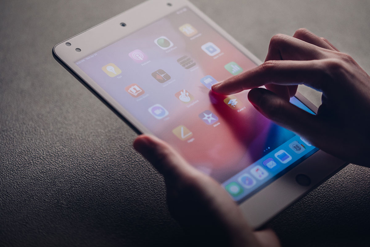 iVisor est doté de notre traitement EZ-Glide™ qui améliore la maniabilité de l'écran tactile et les performances de l’Apple Pencil.