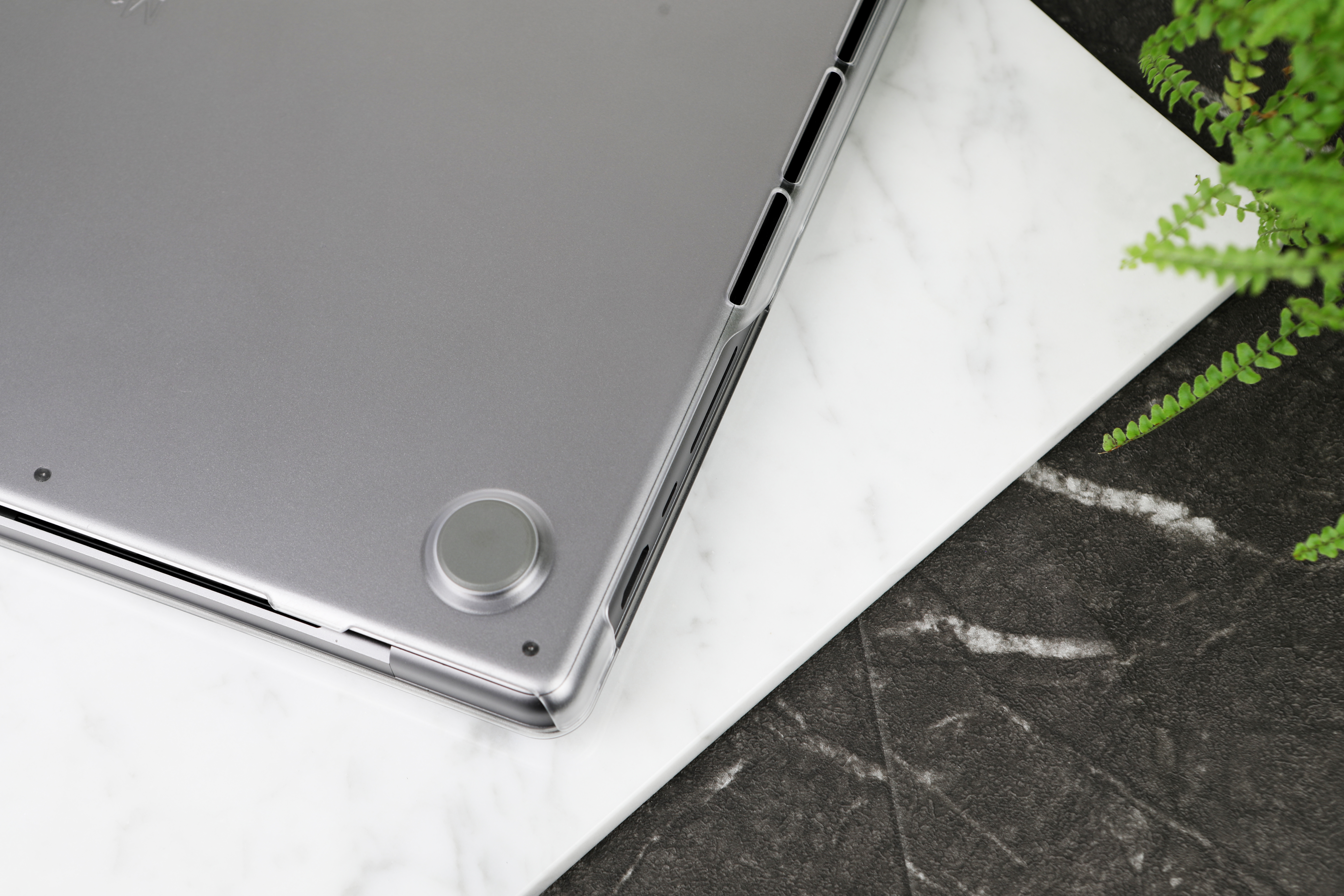 防滑材料可在任何表面增加稳定性,凸起的垫高设计可让空气在 MacBook 下方空气循环,增强散热效果。