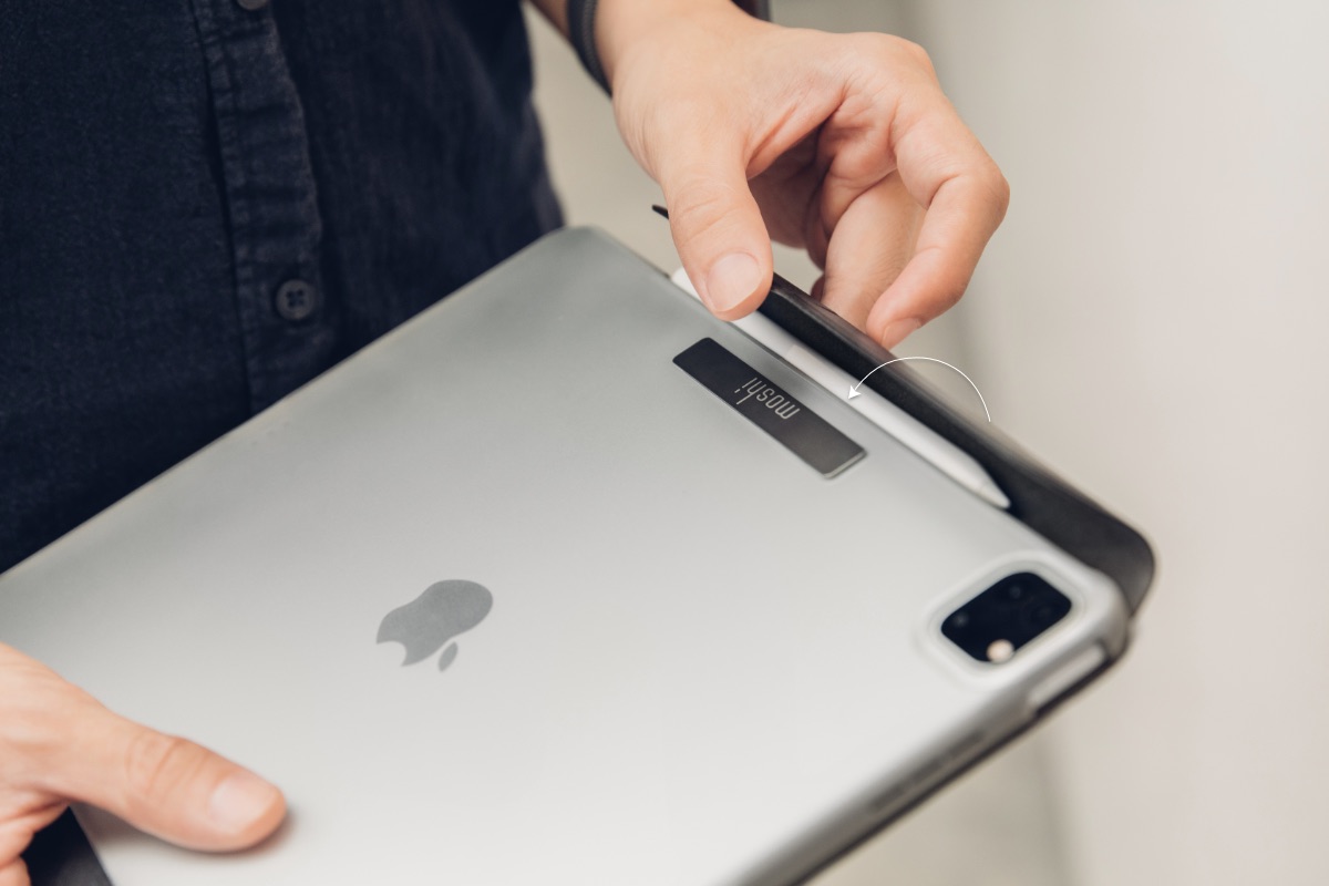 Le rabat magnétique du VersaCover maintient la coque bien fermée lorsque l'iPad n'est pas utilisé, et protège également votre Apple Pencil pour éviter les pertes pendant qu'il se charge.