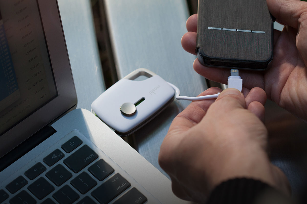 Lightning ケーブルが内蔵されているので、外出先でも常に充電が可能です。