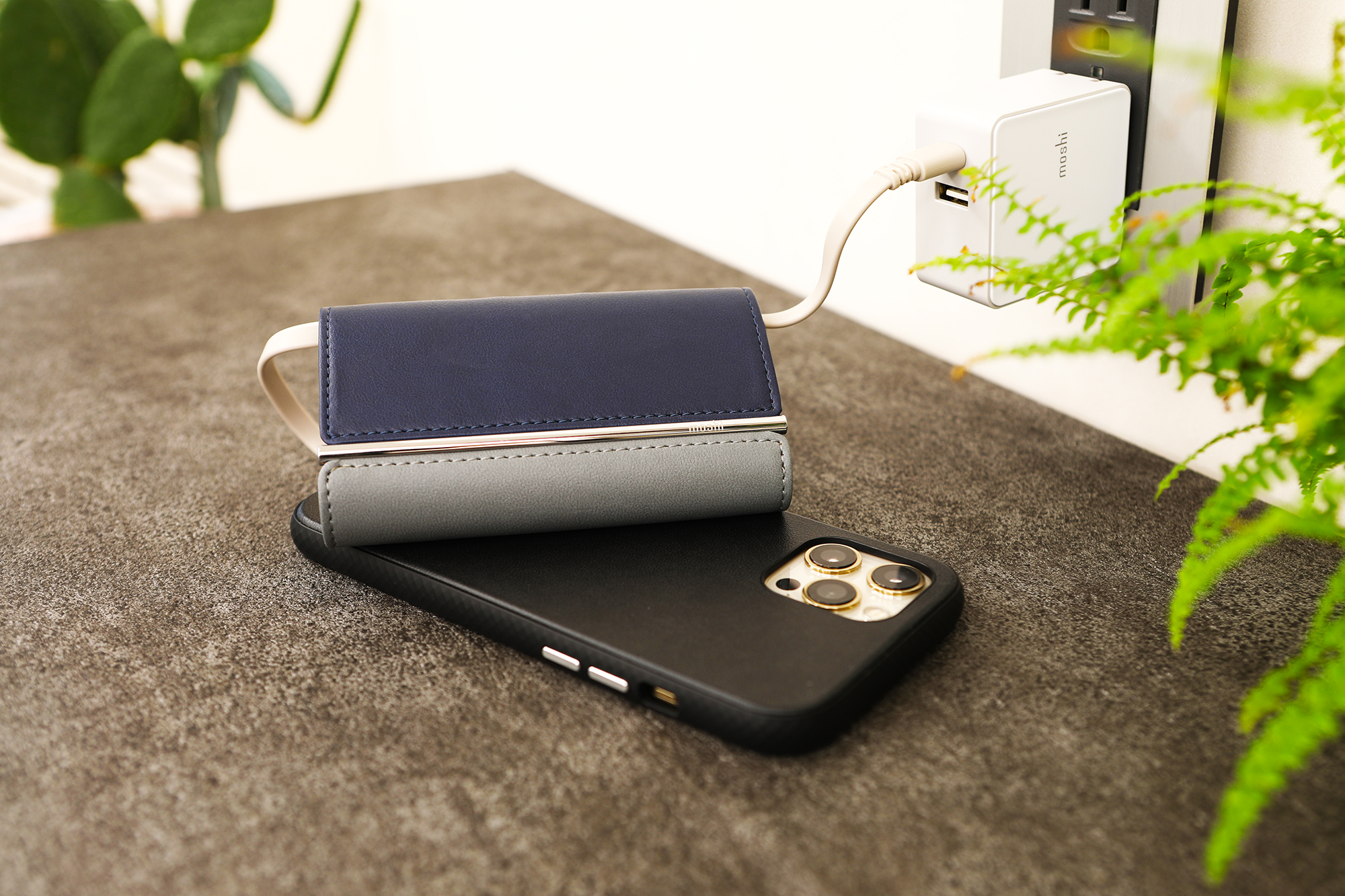 Une alimentation sans fin, même à la fin d’une longue journée. La technologie de charge exclusive SmartSense™ de Moshi vous permet simultanément de recharger la batterie interne à l’aide du câble USB-C et de charger d’autres appareils via Lightning et USB-A.
