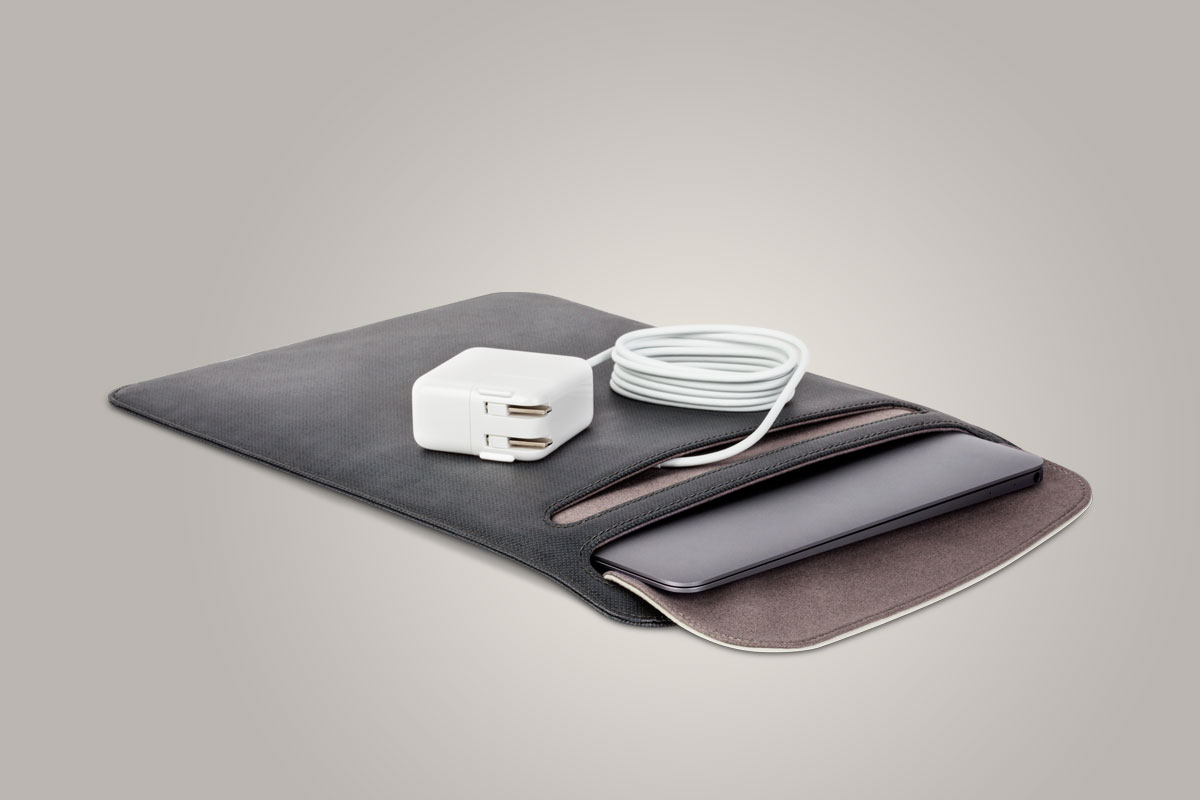 Muse puede albergar un ordenador de hasta 13", además de los adaptadores y los cables en el bolsillo externo.