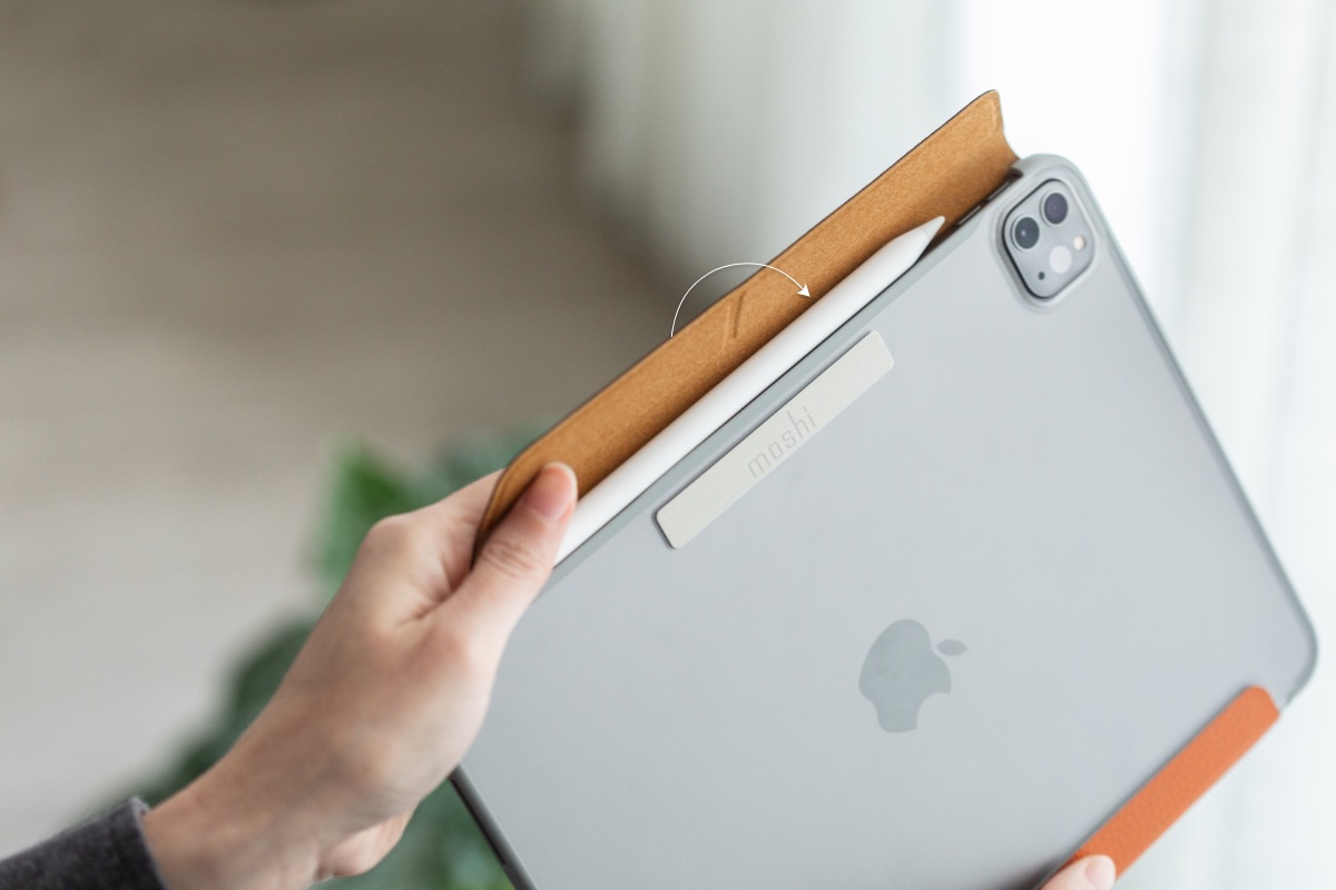 Der vordere Magnetverschluss hält nicht nur die Bildschirmabdeckung des VersaCover sicher geschlossen, wenn es nicht verwendet wird, sondern umhüllt auch Ihren Apple Pencil, um zusätzlichen Schutz zu bieten und Verluste beim Aufladen zu verhindern.