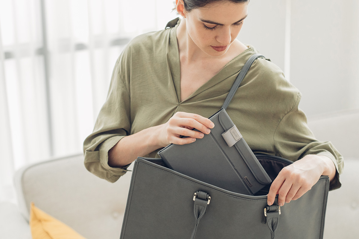 Deep Purple™ presenta un diseño único inspirado en el origami que le permite plegarse hasta tener solo 2 cm de grosor para una máxima portabilidad. Deslízalo en tu bolso cuando salgas durante el día, o en una maleta o bolsa de fin de semana cuando salgas de viaje. El diseño magnético de precisión se monta en un momento y está listo para desinfectar cualquier objeto, sin importar dónde te encuentres.