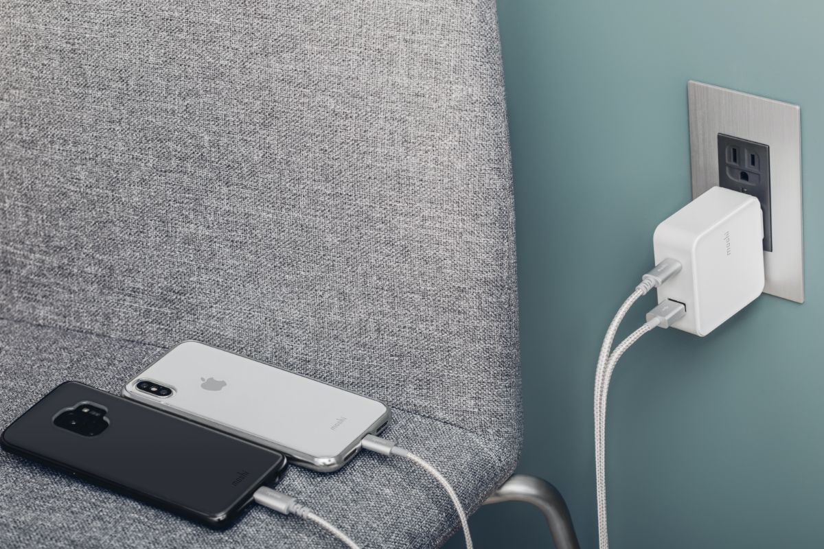 Simultaneously fast-charge two devices at once using the USB-C and USB-A ports with a maximum total power output of 42 W.
