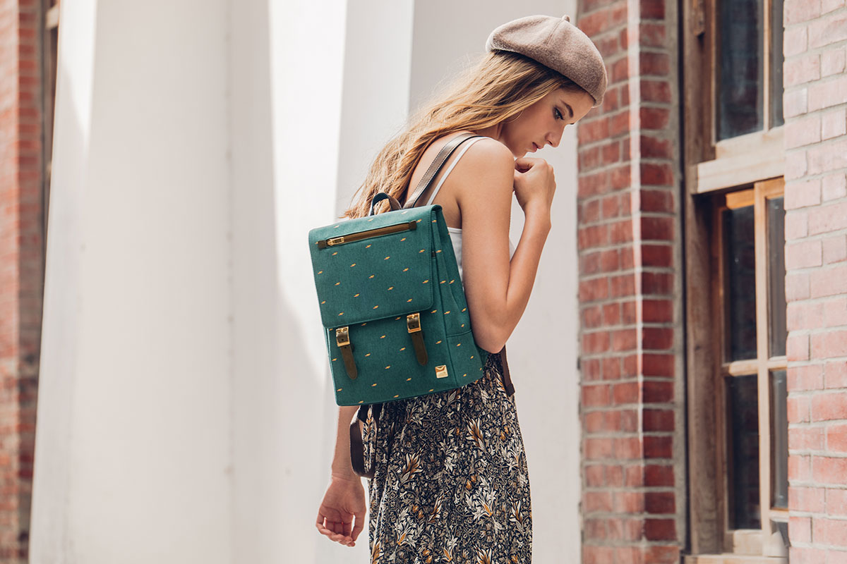 Helios Mini est orné de détails élégants et minimalistes tels que des fermetures magnétiques avec des boucles métalliques personnalisées et du matériel et des clous dorés.