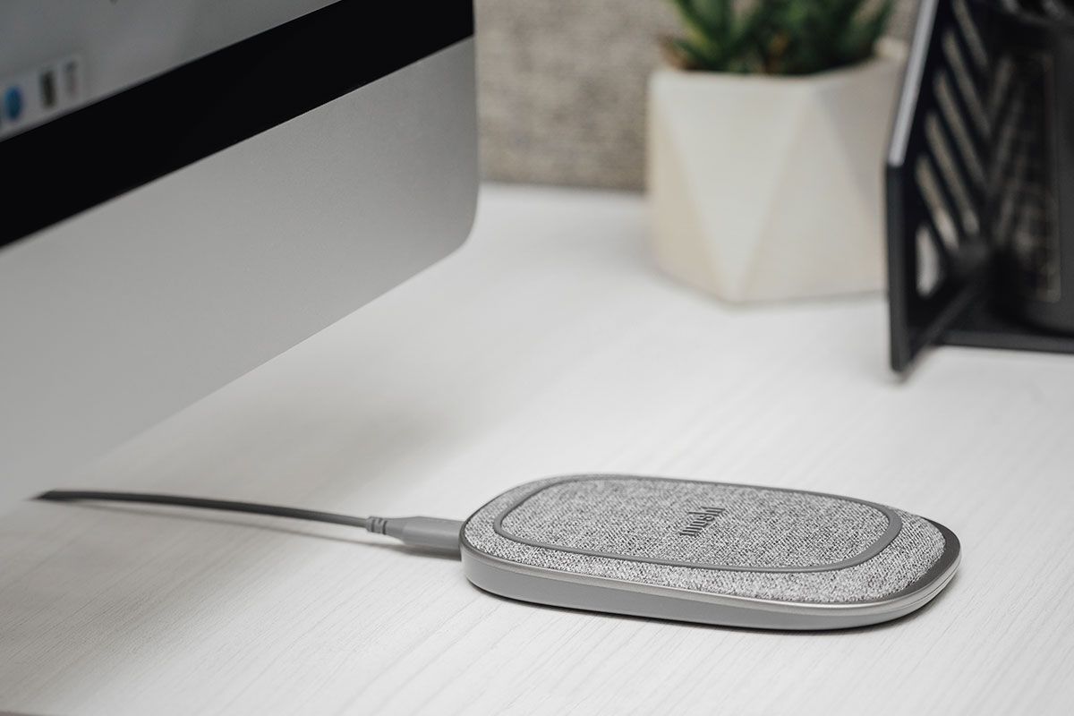 Conecta Porto Q 5K con el cable USB-C a USB-A y utilízala como un cargador inalámbrico normal. Perfecta para mesitas de noche y escritorios.