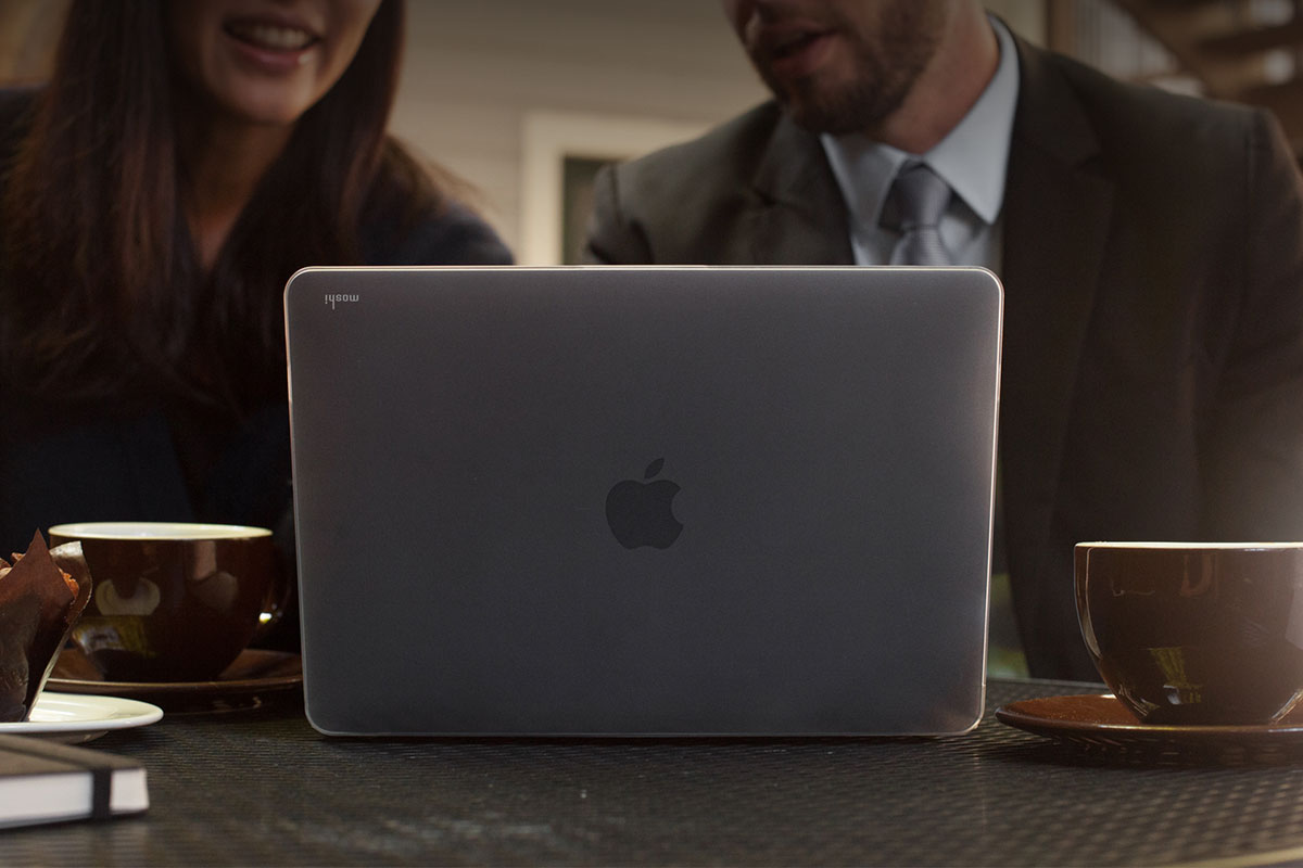 为 MacBook 提供轻巧、纤薄、耐用的保护。