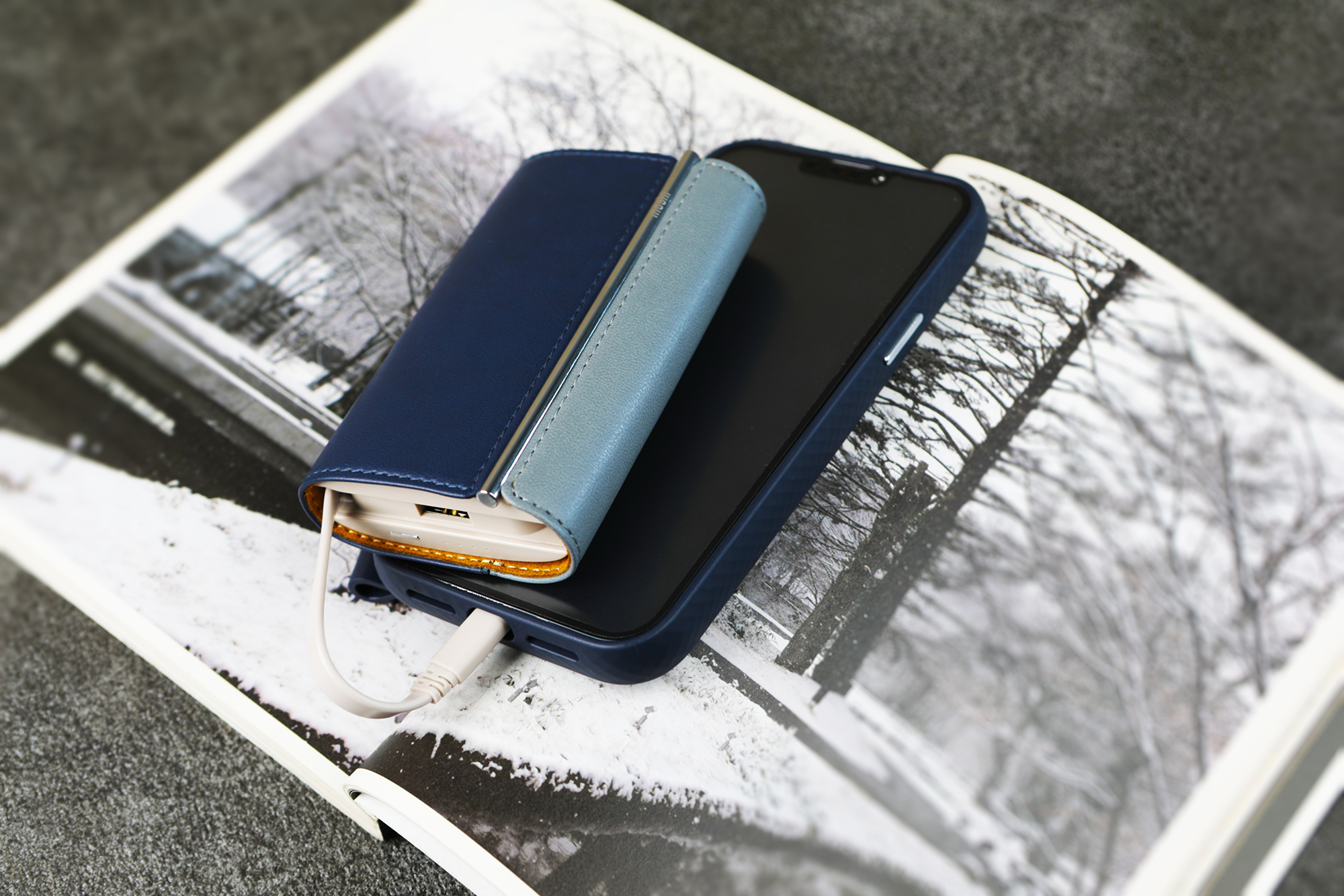 Malgré sa taille compacte, l’IonGo 10K Duo est une batterie haute capacité de 10.000 mAh avec suffisamment de puissance pour charger un smartphone jusqu’à 3 fois. La technologie de batterie avancée et les algorithmes logiciels intelligents gèrent efficacement les cycles de charge pour maximiser la durée de vie de la batterie, tandis qu’une faible résistance interne et une faible décharge spontanée permettent à l’IonGo 10K Duo de conserver sa charge jusqu’à 30 mois.