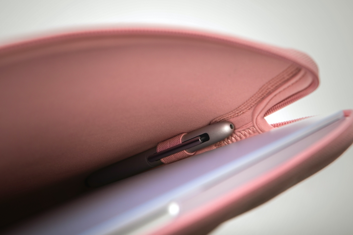 特殊的置笔空间设计可将您的 Surface Pen 或 Apple Pencil 固定在保护套内,无论您身在何处,皆可轻松办公、随时笔记。