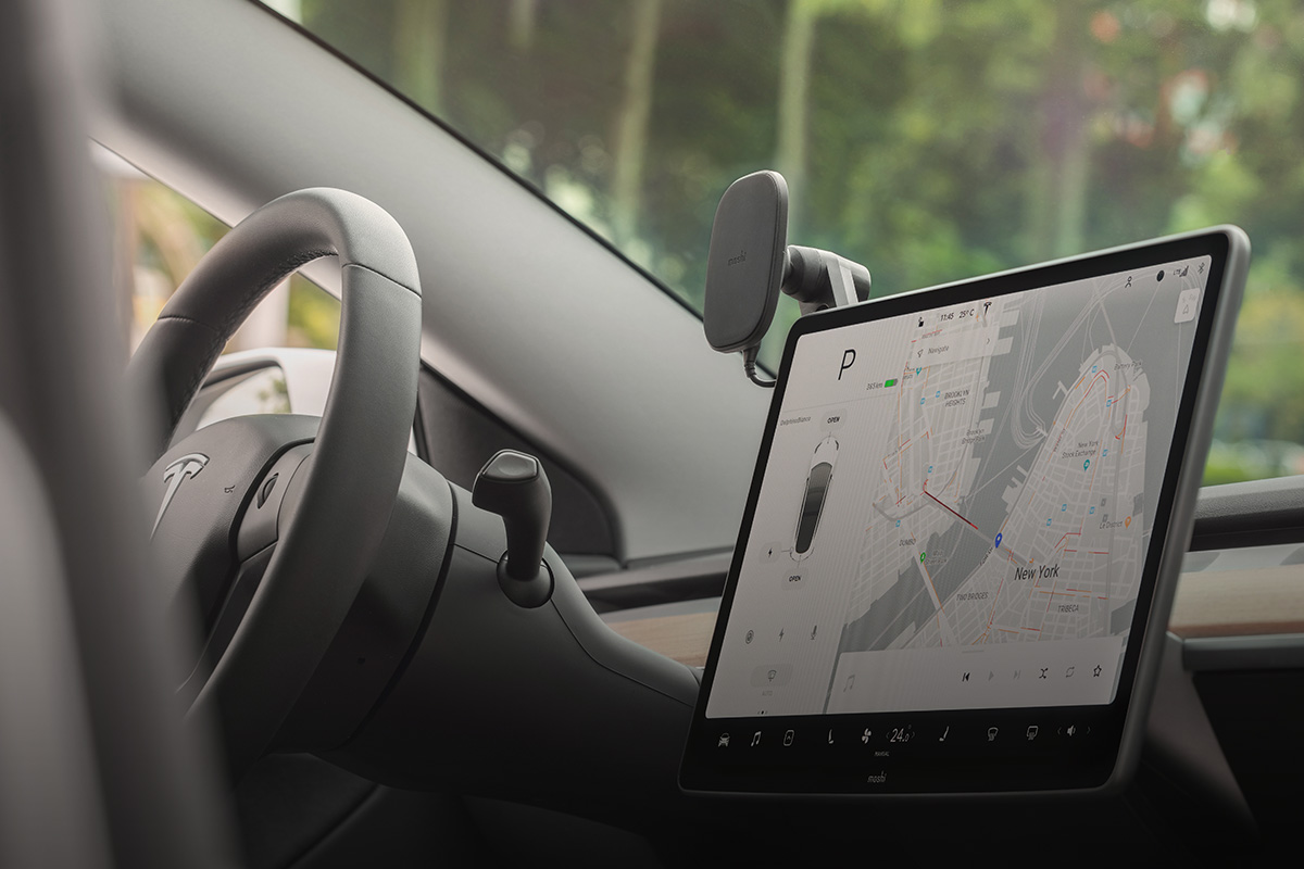 Befestigung am zentralen Touchscreen, damit Sie Ihr Smartphone gut im Blick haben.