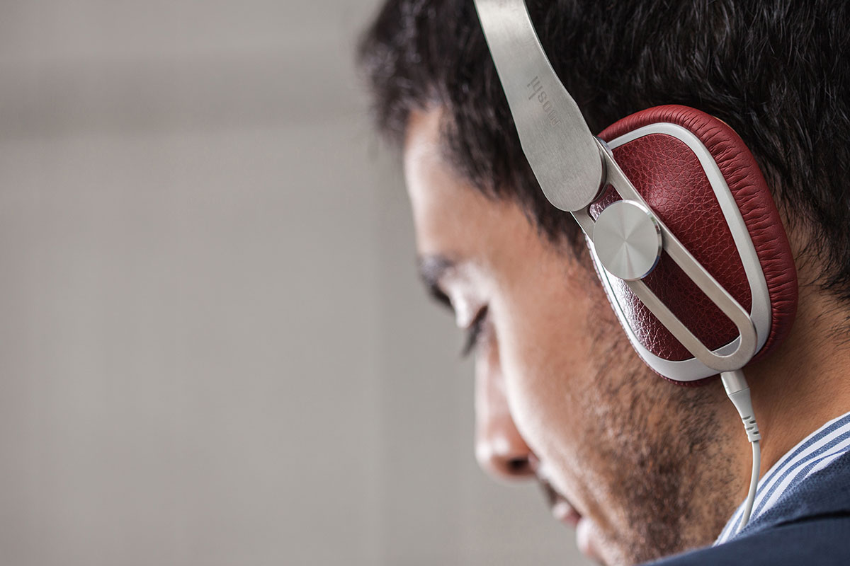 Informed by ergonomics research, Avanti C can be comfortably worn by people with a wide range* of head sizes. The headband has an inward angle of 14 degrees to position the earcups comfortably on your head.