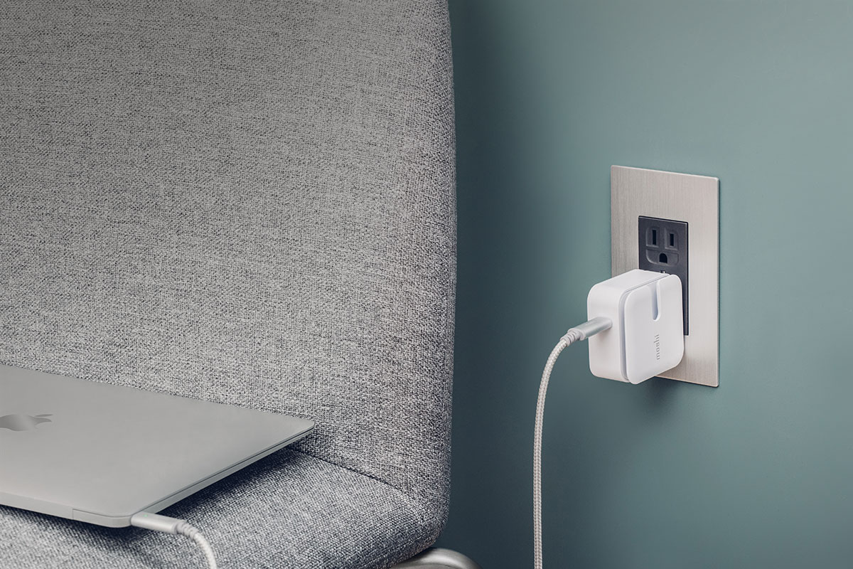 The USB PD 3.0 power profile means you can also recharge your MacBook. Charging up to 30 W lets you take advantage of this compact travel charger, great for recharging overnight.