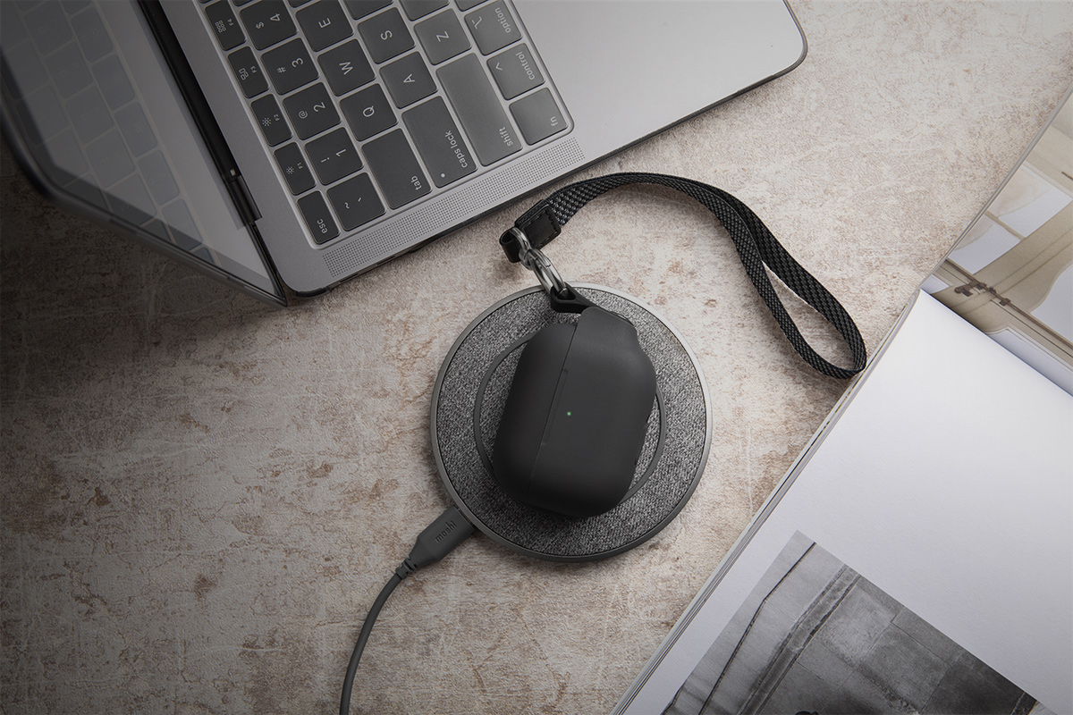 Otto Q kann Ihre AirPods und AirPods Pro auch drahtlos aufladen.