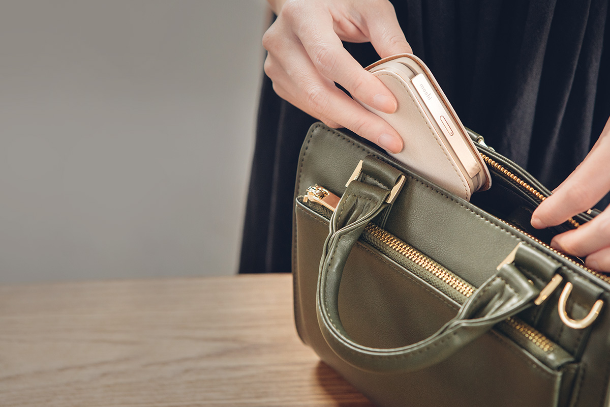 Fabricada con elegante piel vegetal, esta batería de 5000 mAh cabe perfectamente en tu bolsillo o para llevarla cómodamente en tu bolso.