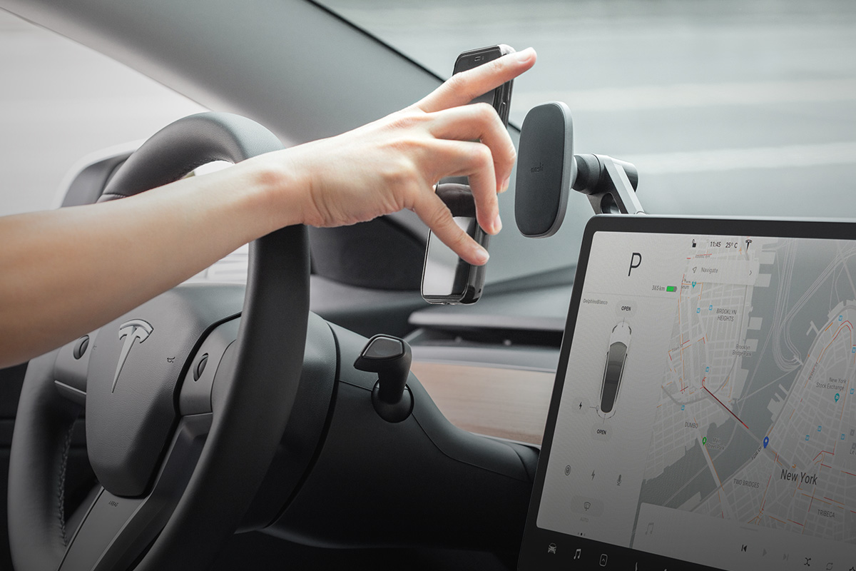 Befestigung am zentralen Touchscreen, damit Sie Ihr Smartphone gut im Blick haben.