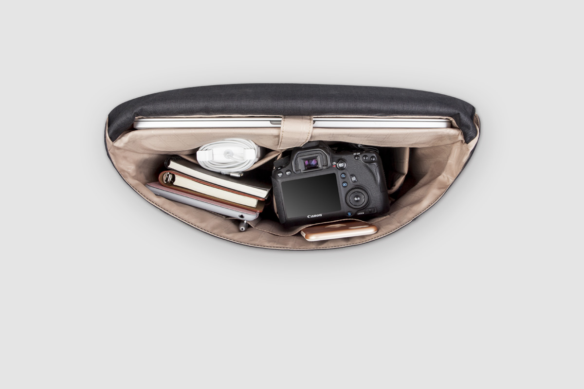 Avec emplacements supplémentaires pour iPad/tablettes, appareils photos ou un casque audio.