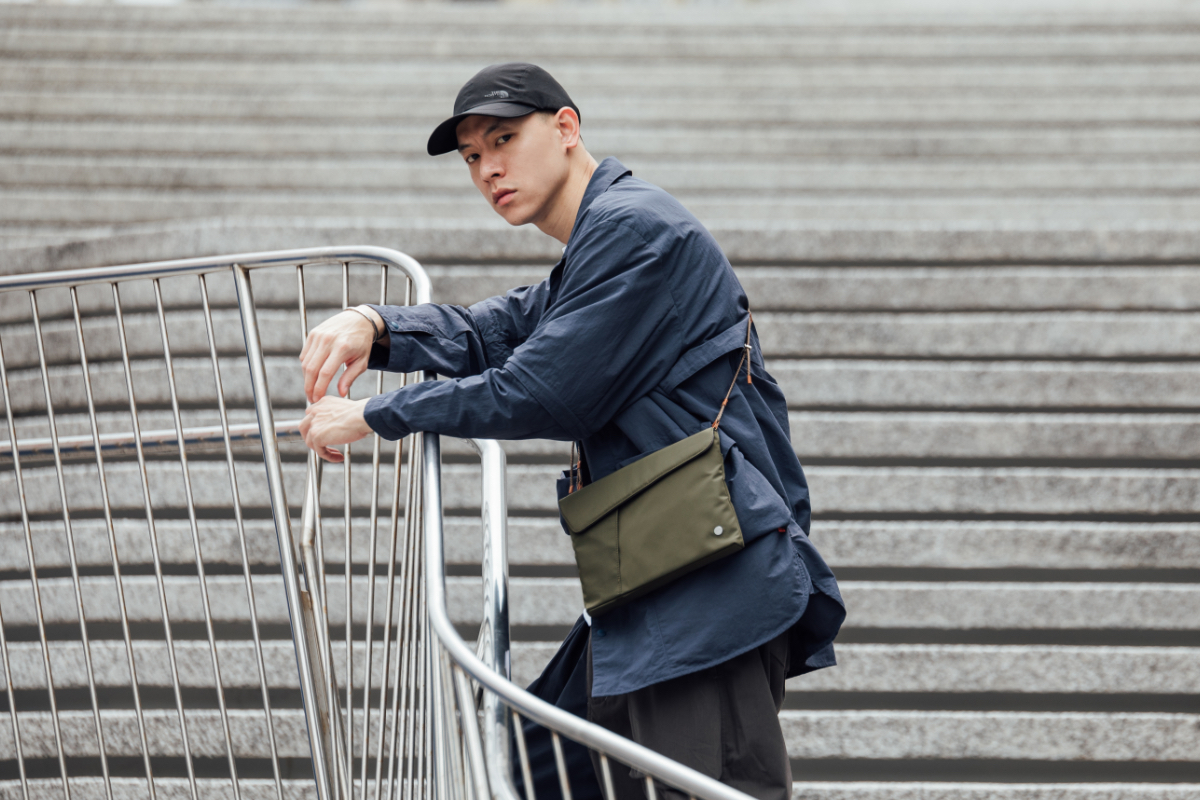 El diseño minimalista de Aro combina con cualquier conjunto, tiene capacidad para llevar tus accesorios diarios esenciales y es el compañero perfecto para un día en la ciudad, una salida nocturna o tu próxima aventura al aire libre. Ligero y compacto, tiene espacio suficiente para tus objetos esenciales y mantiene tus bolsillos libres de bultos.