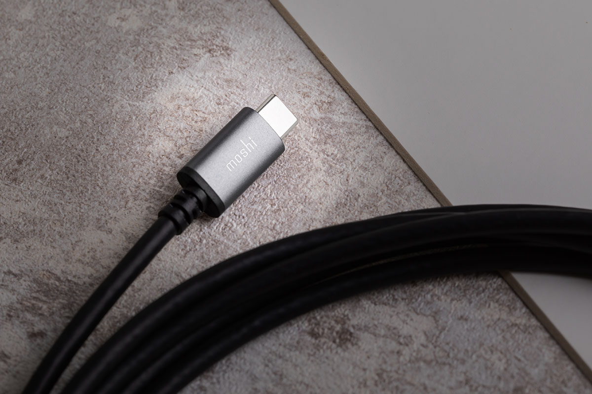 Las fundas de los cables están fabricadas con aluminio aeronáutico para mayor elegancia y durabilidad.