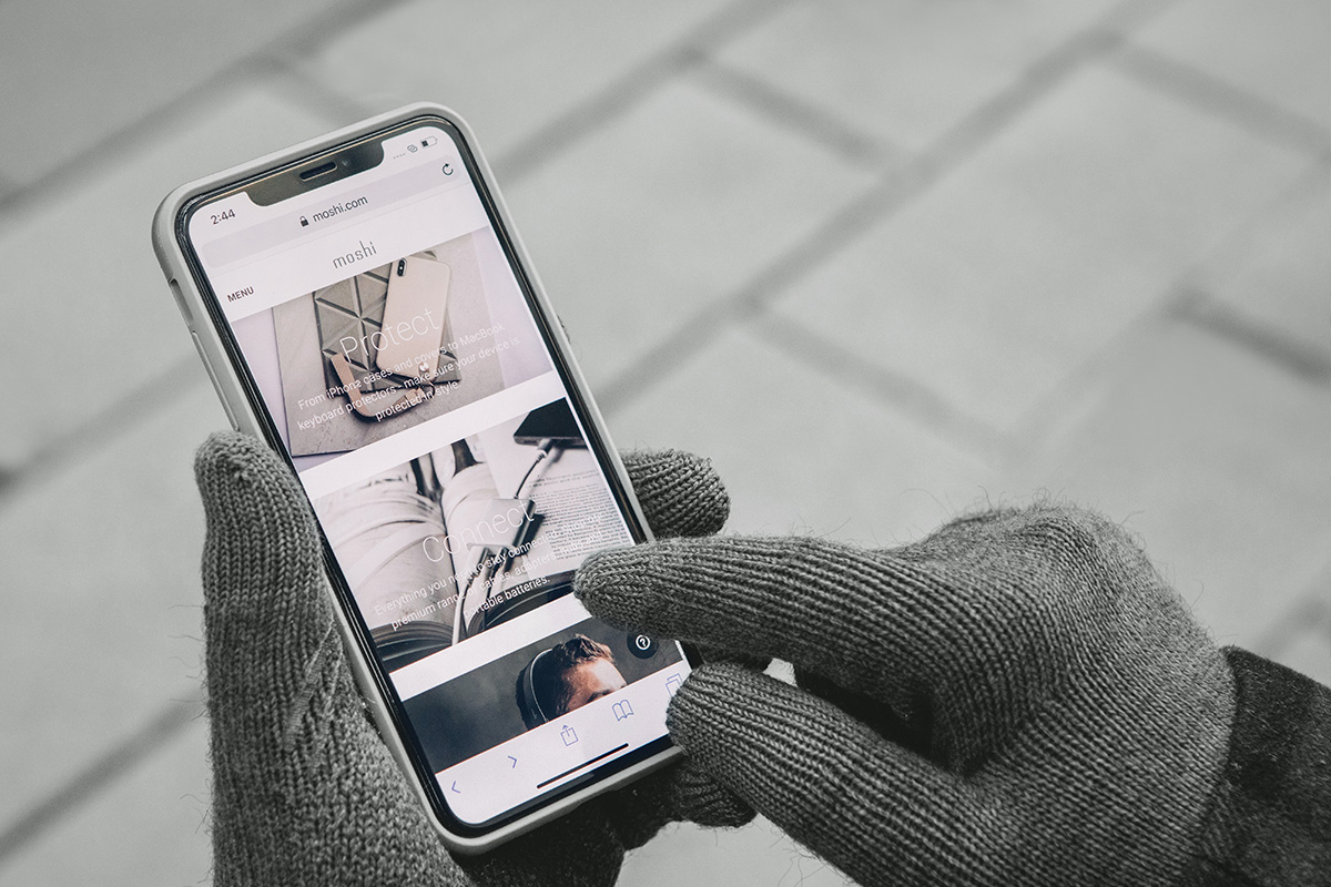 Profitez de toutes les fonctions de votre téléphone tout en portant des gants grâce à la fibre conductrice placée sur le bout des 10 doigts.