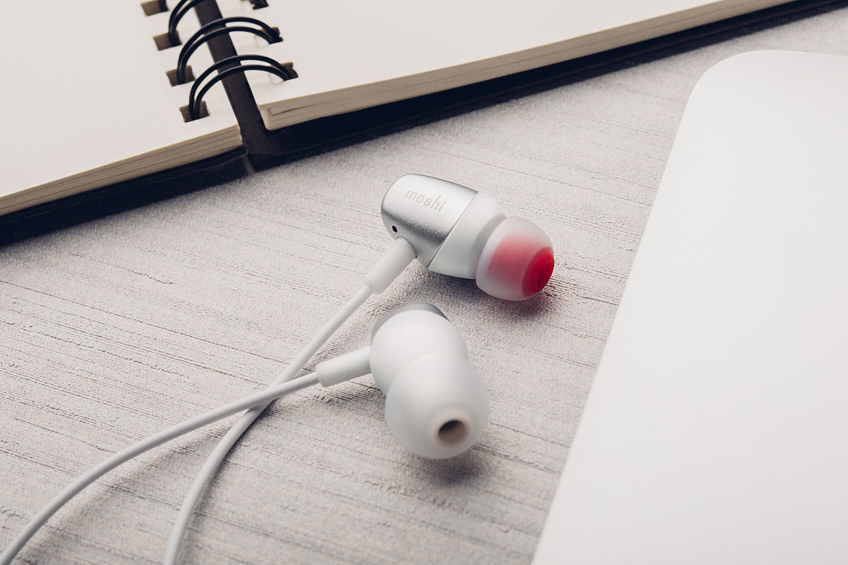 Un convertidor de digital a analógico (DAC) proporciona una experiencia auditiva inmersiva (24 bits/48 kHz).