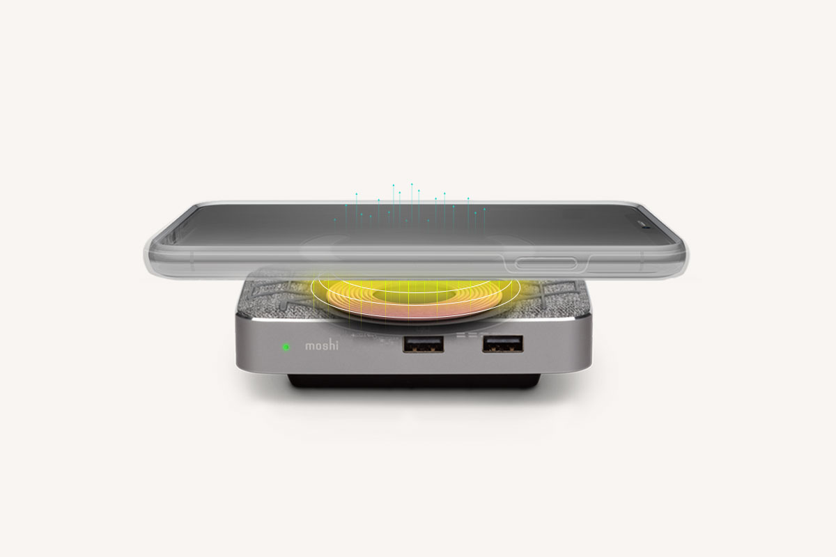 Le Symbus Q est équipé d'un élégant tapis de charge sans fil de 15 W. Grâce à sa technologie Q-coil™, il peut charger votre téléphone à travers des coques allant jusqu'à 5 mm d'épaisseur. Certifié Qi, il est compatible avec les charges rapides d'Apple (7,5 W) et de Samsung (10 W). Il dispose également d'une LED intelligente qui affiche l'état de charge permettant d'éviter de perdre un temps précieux en raison d'un mauvais alignement du téléphone avec les bobines de charge.