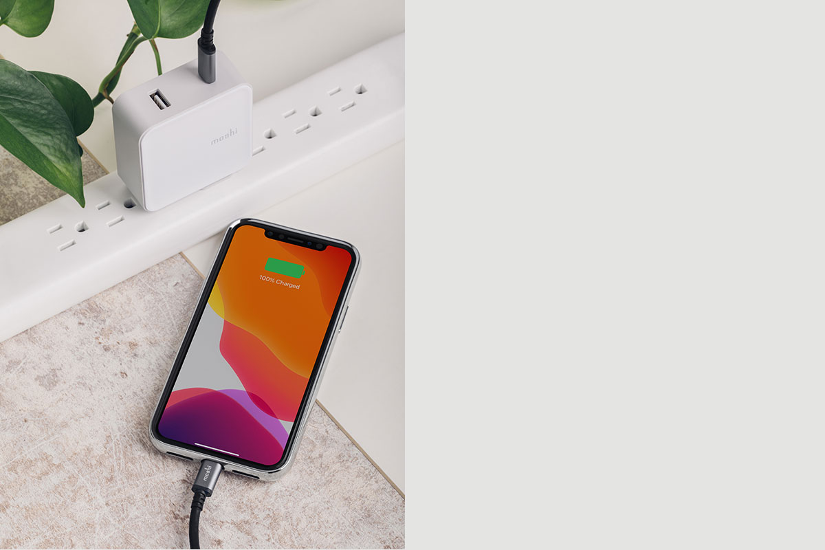 Regístrate con tranquilidad en tu hotel sabiendo que puedes cargar el teléfono sin importar dónde esté el enchufe.