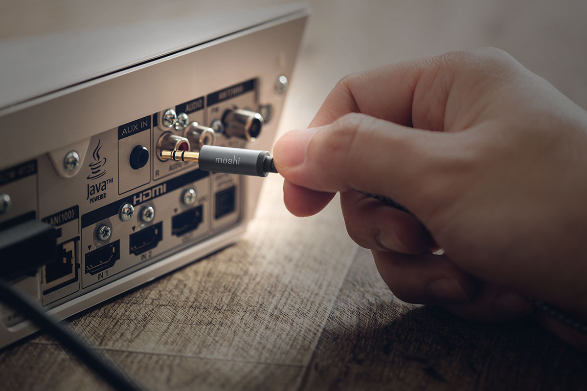Holen Sie sich mehr Leistung aus Ihrem Heimlautsprecher, indem Sie Inhalte von Ihrem iPhone abspielen und Gäste ihre Lieblingstitel auflegen lassen.
